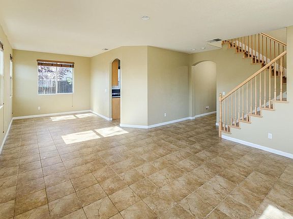 3rd image of 993 Silverton Cir