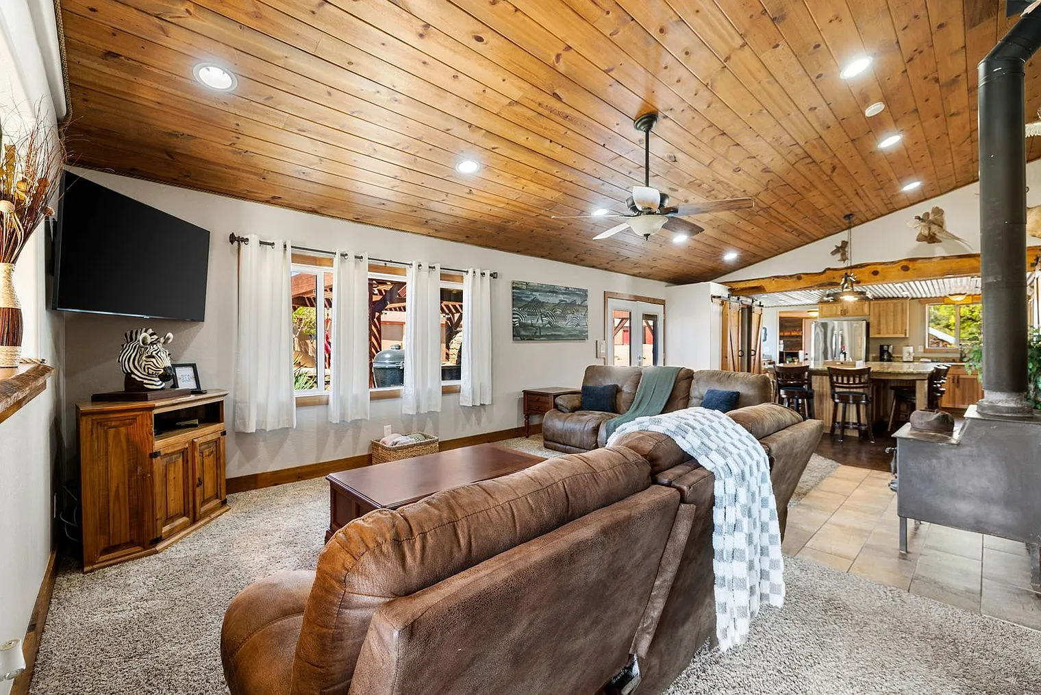 3 bed, 2.5 bath, 1797 sqft, $6,508 — Photo 2