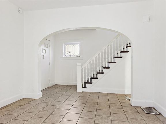4th image of 1047 Rowland Ave