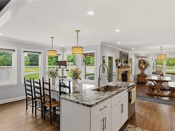 3rd image of 122 Helleri Cir