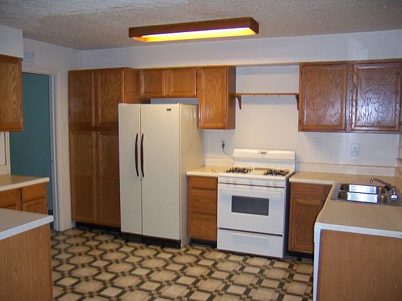  Nice open kitchen with large cabniets and plenty of counter space.