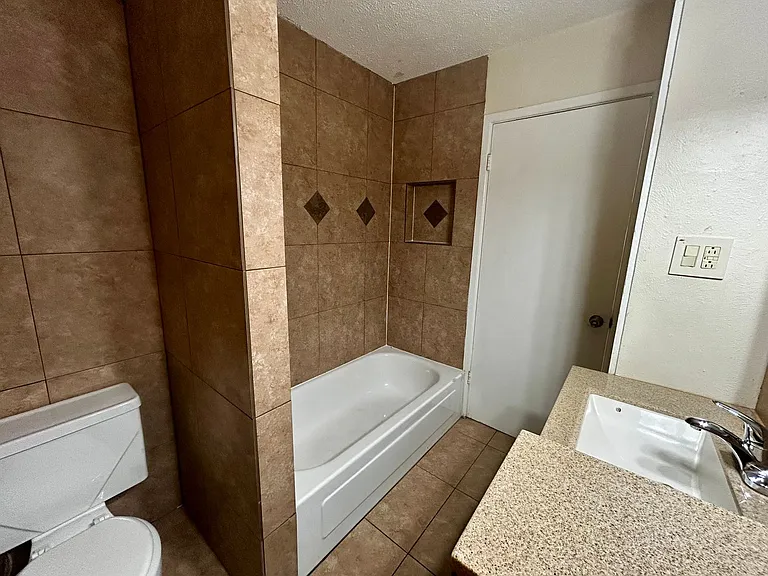 5908 Derek Dr — Photo 16