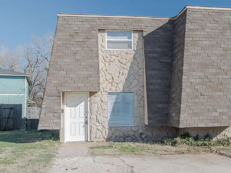 611 Sinclair Dr — Photo 2