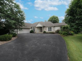 W280N7442 Trowbridge Trl, Hartland, WI 53029