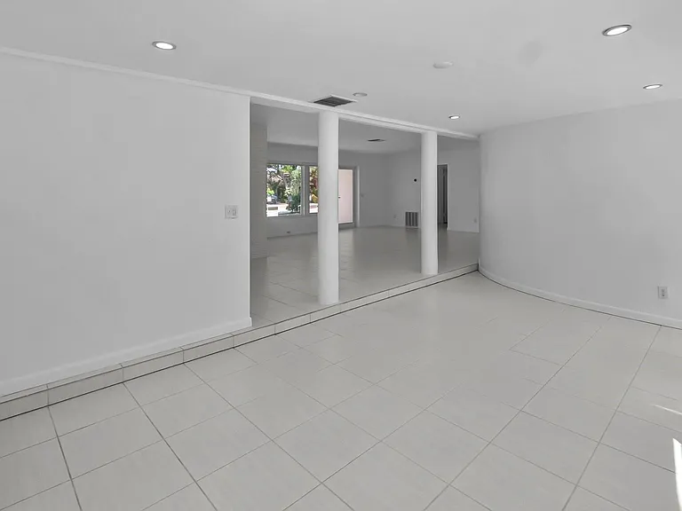 2608 NE 12th St — Photo 12