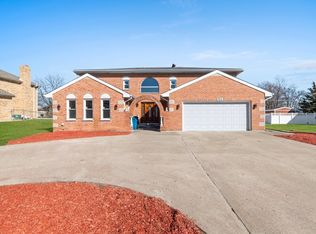 725 N 8th Ave, Addison, IL 60101