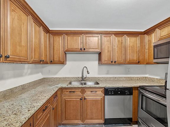 5th image of 810 Lake Shore Dr APT 40