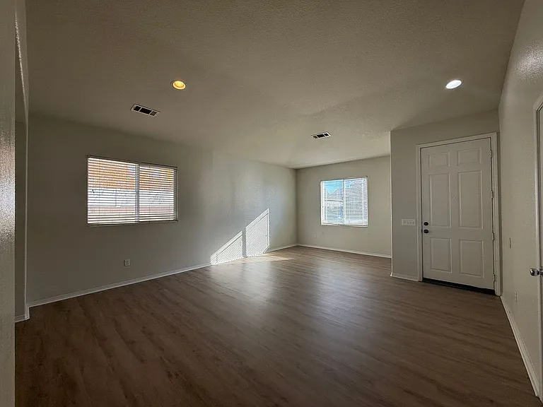 2751 Garnet Ln — Photo 2