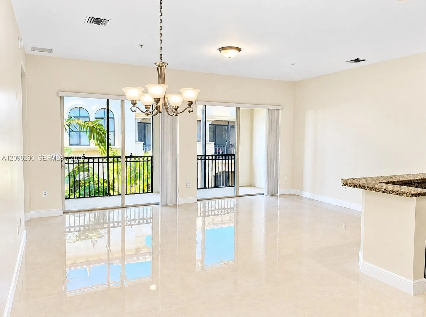 Villa Alhambra Condo — Photo 2