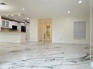 18800 W Lake Dr, Hialeah, FL 33015
