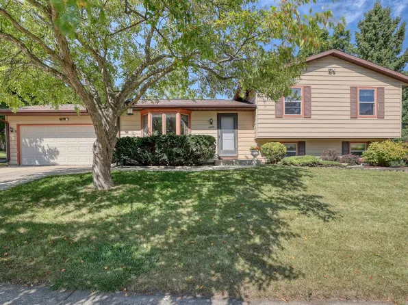 2150 Kensington DRIVE, Waukesha, WI 53188