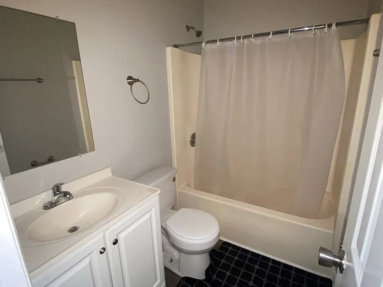 212 Macon St — Photo 1