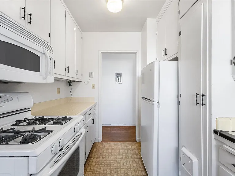 949 Park St — Photo 11