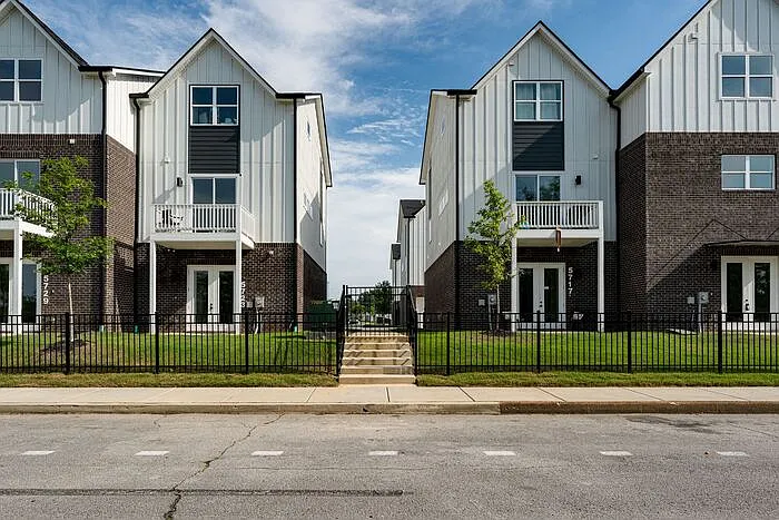 2 bed, 2.0 bath, 1540 sqft, $1,595 — Photo 3