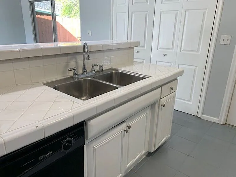 3 bed, 2.0 bath, 1299 sqft, $4,150 — Photo 3