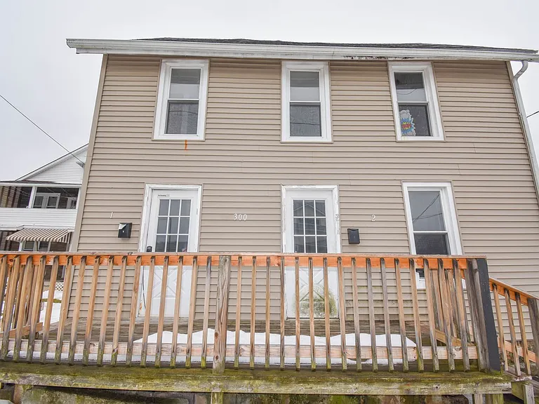 300 W Clinton St — Photo 2