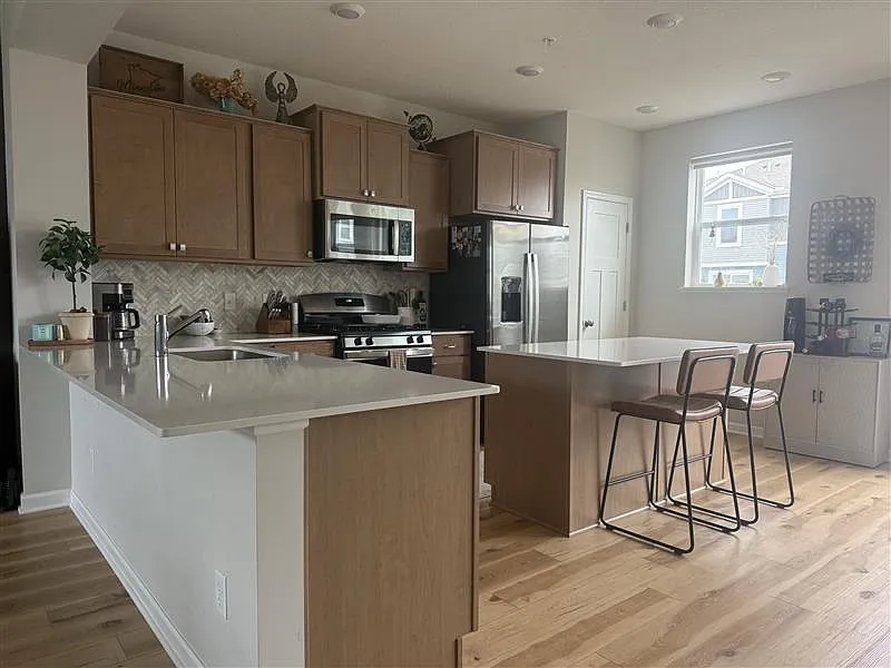 3 bed, 2.5 bath, 1921 sqft, $2,800 — Photo 3