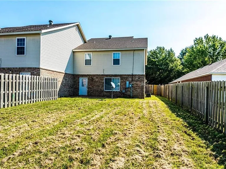887 N Daisy Ln — Photo 2