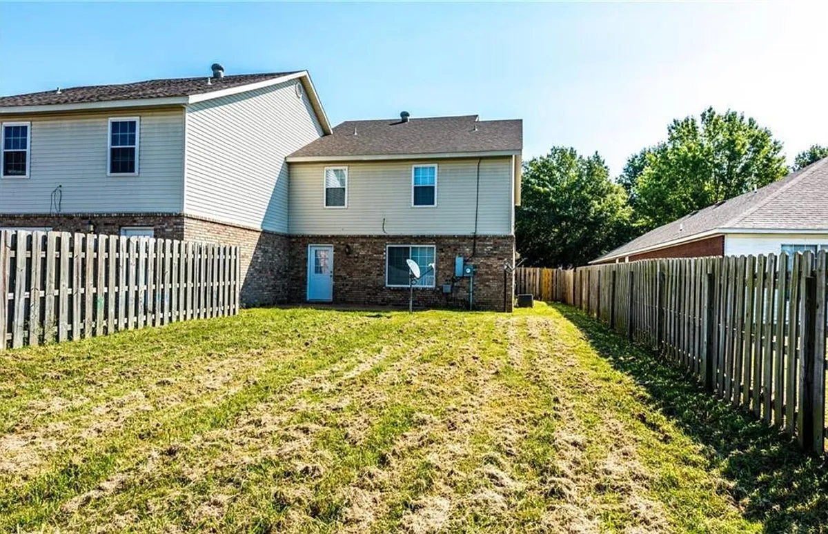 Building Photo - 887 N Daisy Ln