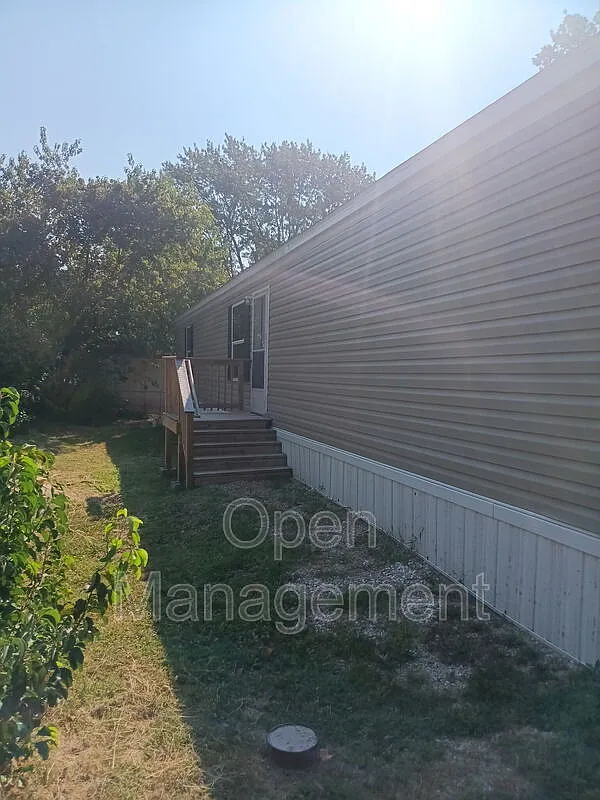 3 bed, 2.0 bath, 1056 sqft, $999 — Photo 2