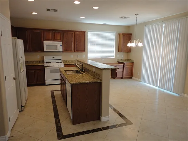 5 bed, 3.0 bath, 2569 sqft, $2,705 — Photo 2