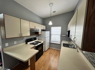 312 Spruce Hills Dr, Glen Gardner, NJ 08826