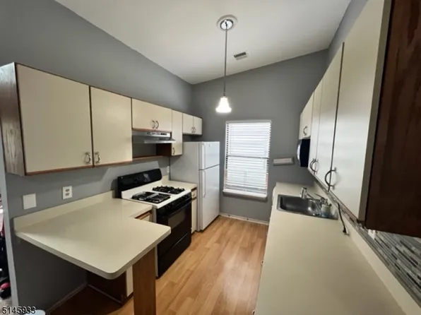 312 Spruce Hills Dr, Glen Gardner, NJ 08826