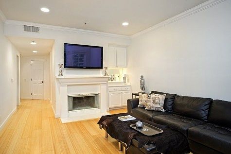 3rd image of 2025 S Beverly Glen Blvd APT 2B