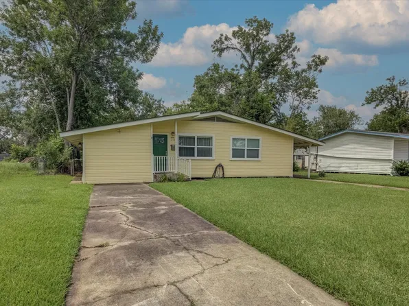 211 Magnolia St, Lake Jackson, TX 77566