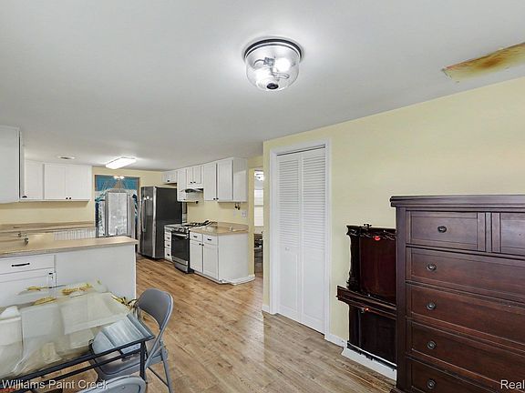 4th image of 7190 Lakeshore Rd