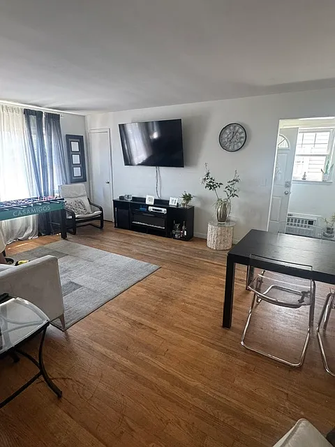 3 bed, 1100 sqft, $2,950 — Photo 2