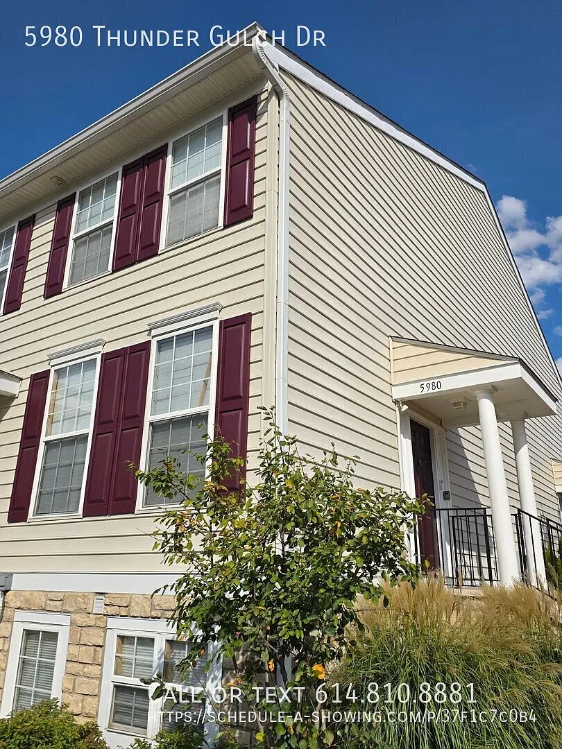Three-Story End-Unit Condo with Finished Lower Level and Community Pool in New Albany Park — Photo 2