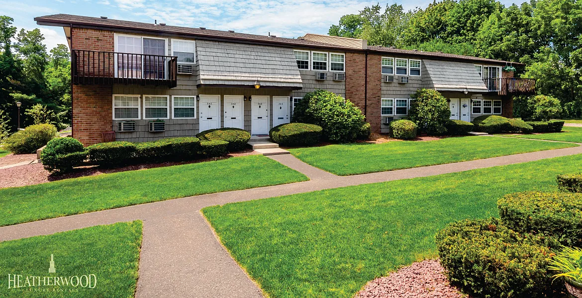 Heatherwood House at Ronkonkoma — Photo 2