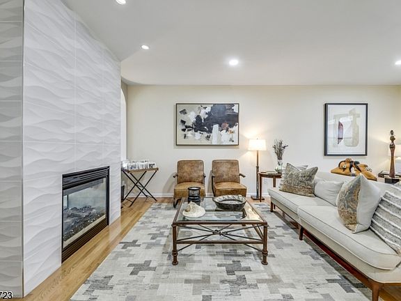 5th image of 40 Lakeshore Dr #40