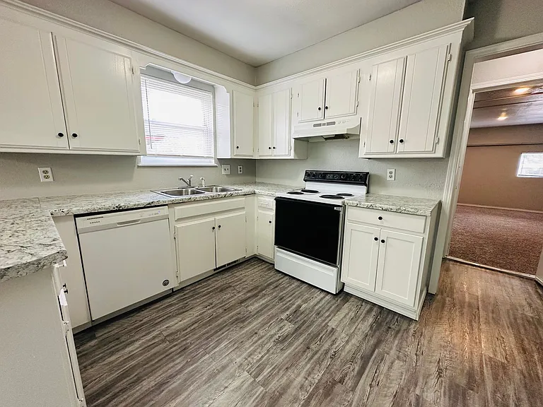 11701 N Lee Ave — Photo 13