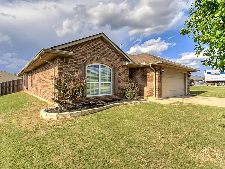 309 Dollina Dr — Photo 2