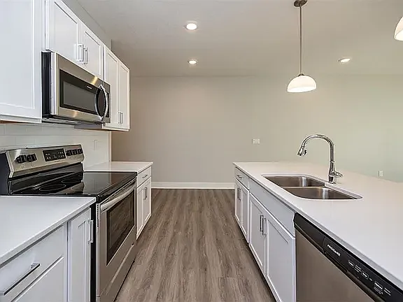 3 bed, 830 sqft, $1,950 — Photo 4
