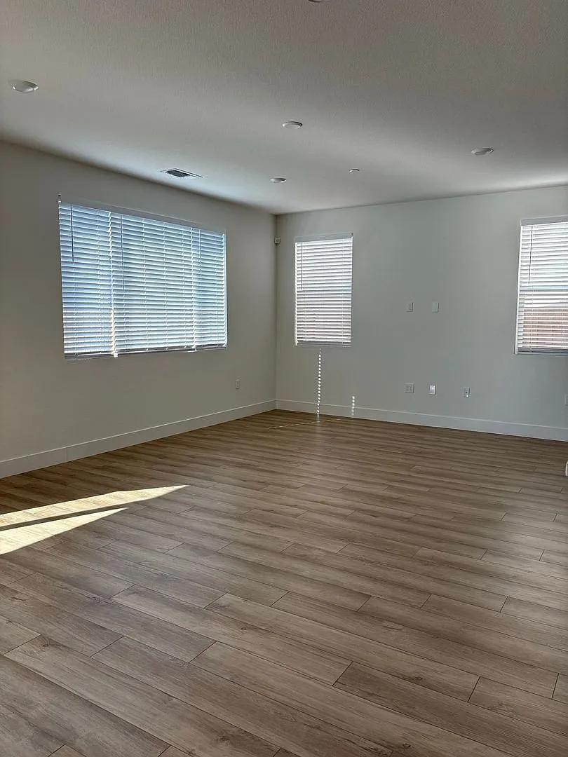 Gorgeous 4 Bedroom Home in Quiet Hollister Neighborhood — Photo 4