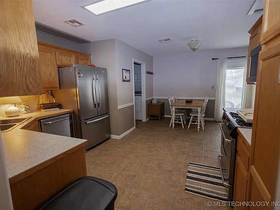 3rd image of 1816 Surrey Dr