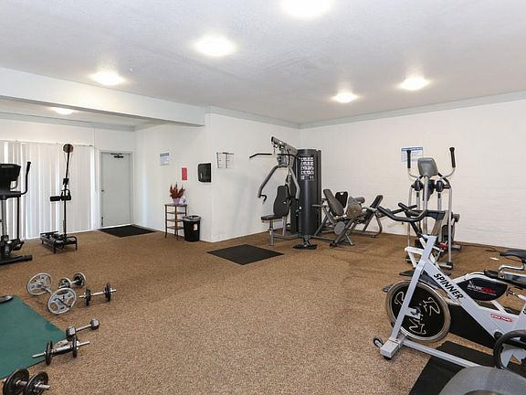 5th image of 302 Philip Dr APT 201