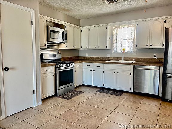 2nd image of 928 Charles Dr