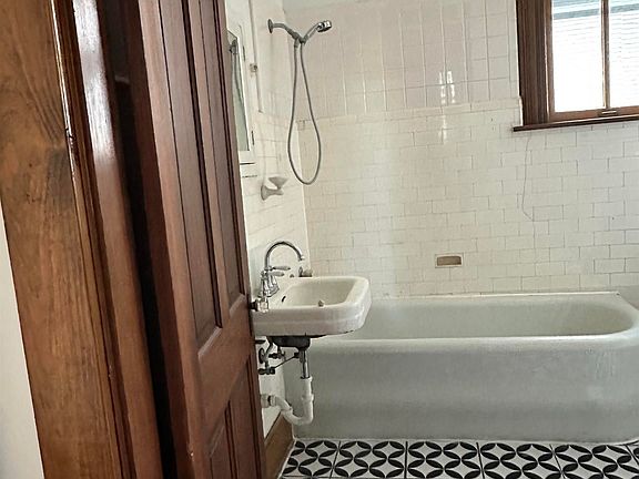 4th image of 2318 S Gaines St