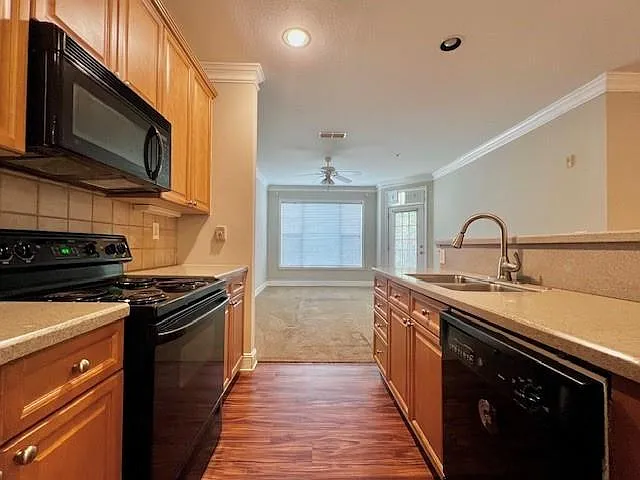 1 bed, 1.0 bath, 869 sqft, $1,550 — Photo 3