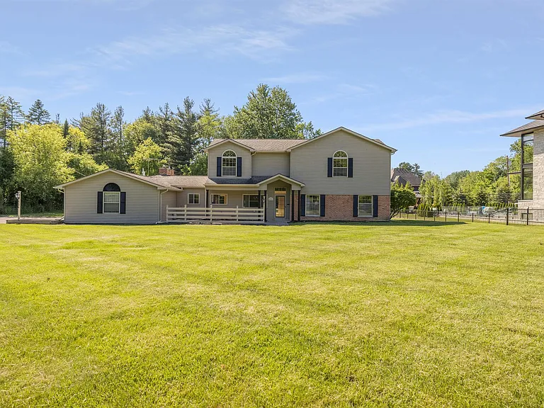 6096 Darramoor Rd — Photo 2