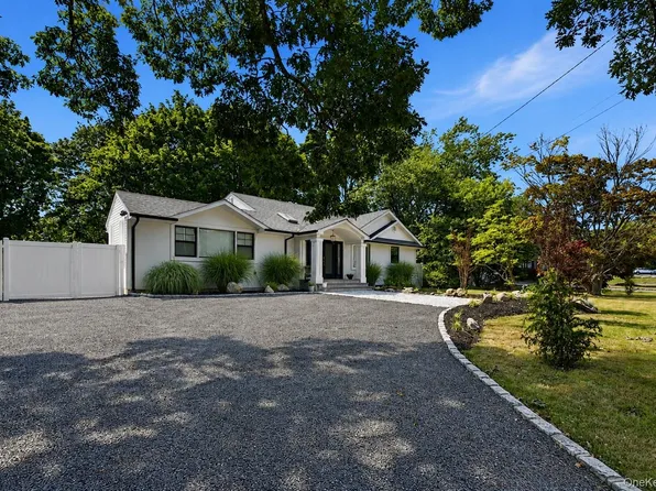 566 Locust Avenue, Oakdale, NY 11769