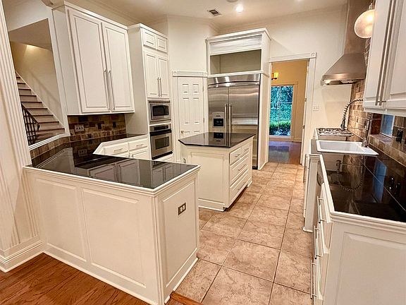 3rd image of 3108 McIlhenny Dr