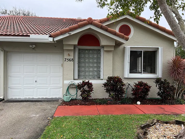 7568 Pinewalk Dr S — Photo 2