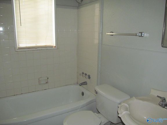 5th image of 2424 Medaris Rd NW