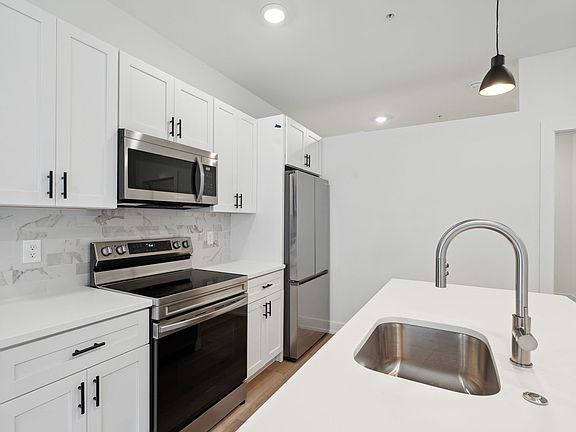 4th image of 903 Leland St #304
