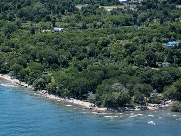 9 E Point Dr, Kelleys Island, OH 43438